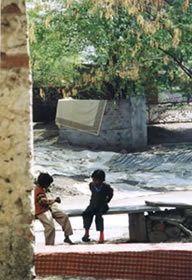 陽だまりで遊ぶインドの子供